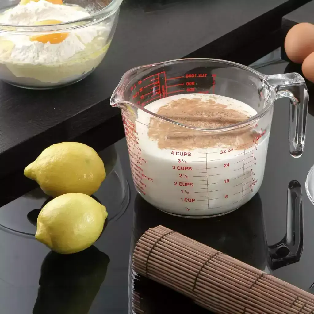 Bol de vidrio templado con tapa.