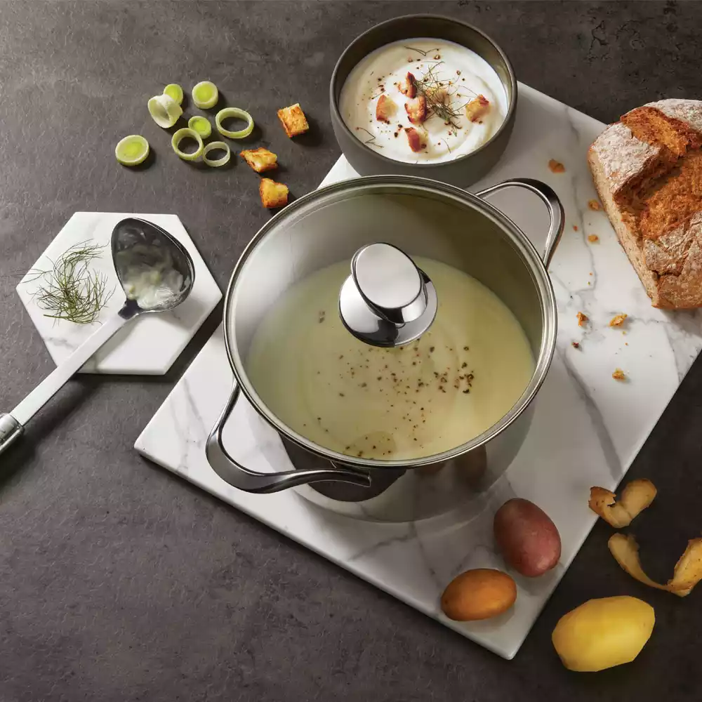 La cacerola alta Icona combina funcionalidad y elegancia. Con tapadera de vidrio y fondo de 3 capas, es perfecta para tus recetas. ¡Descúbrela ahora en Distrinox! Olla acero inox Icona - DISTRINOX