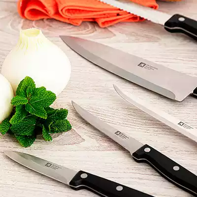 Apasionante gama de cuchillos esenciales para el cocinero casero que se ha creado para resistir las exigencias de una cocina moderna y ajetreada.